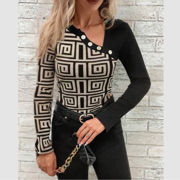 Luxe geo print symmetrical neck blouse - Picture 6 of 6